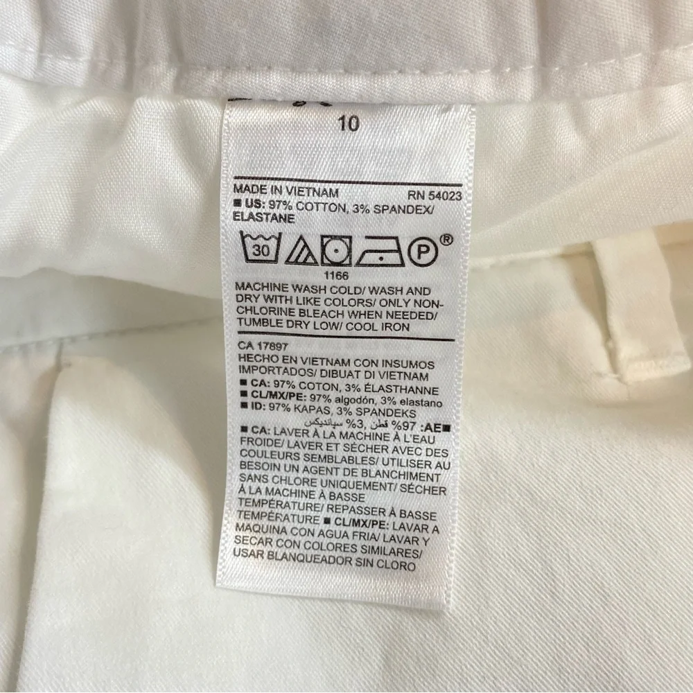 Old Navy Women's size 10 Cream color Shorts Classic Tailored Fit